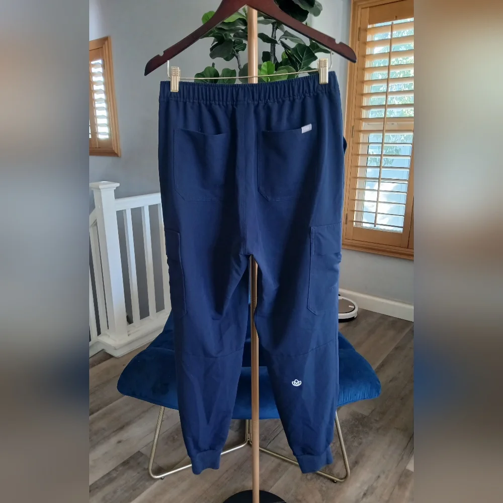 Figs Men's Cargo Jogger Pants in Navy. Size M